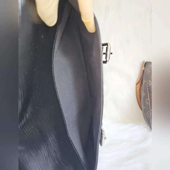 🔥😍 Like New- Beautiful Condition 🔥 😍 Authentic Louis Vuitton Bag Epi Black - Picture 9 of 16
